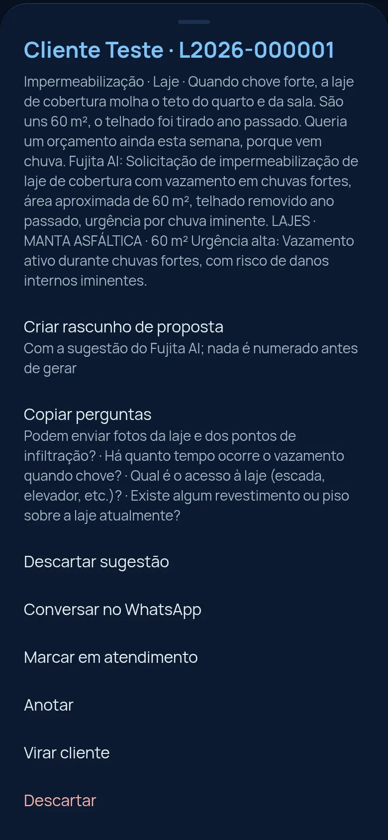 Tela do Fujita Admin: um pedido de orçamento fictício do site, com o resumo e a urgência sugeridos pelo Fujita AI.